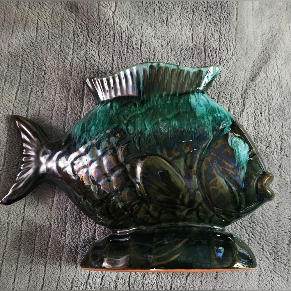 VINTAGE BLUE MOUNTAIN POTTERY TEAL/BLUE/BLACK  FISH VASE MADE IN CANADA